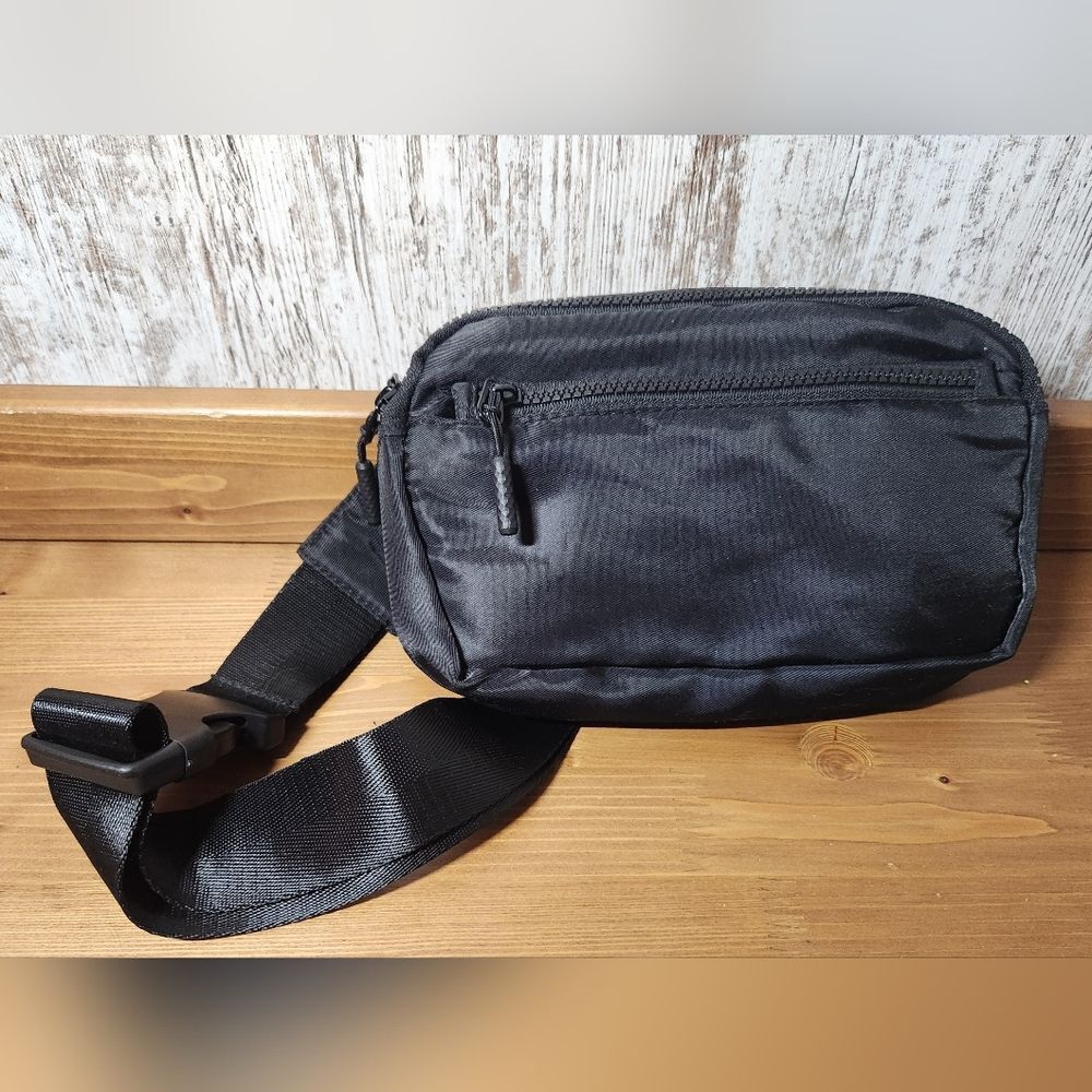 Classic Black Crossbody Fanny Hip Travel Bag Pockets Zipper Card Slots Like New